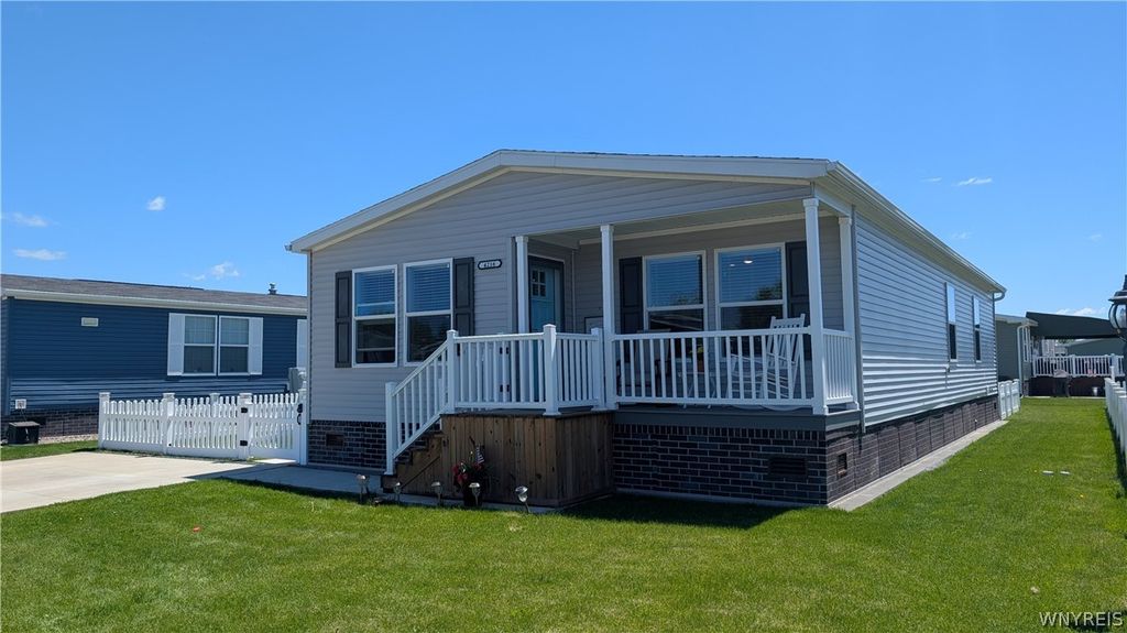 4216 Mohawk Pkwy, Niagara, NY 14304