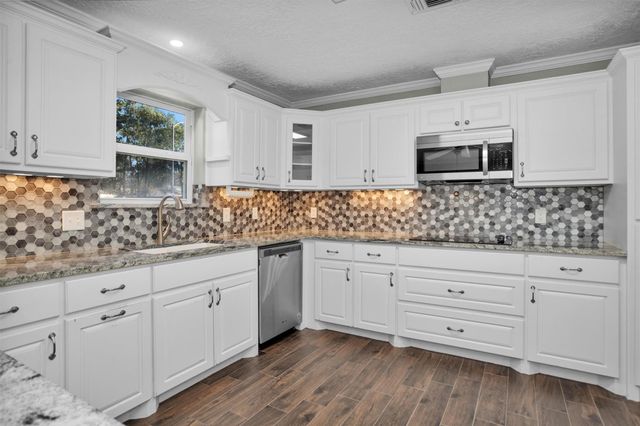 2715 Sandy Lake Drive, Kingwood, TX 77339