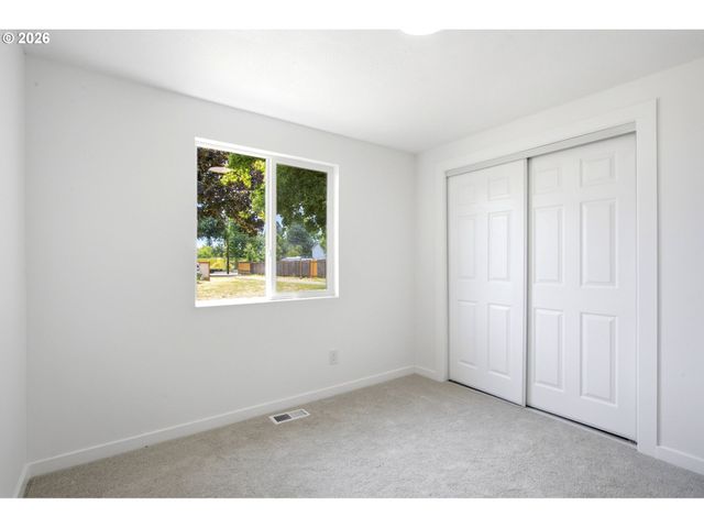 7563 Se FLAVEL St, Portland, OR 97206