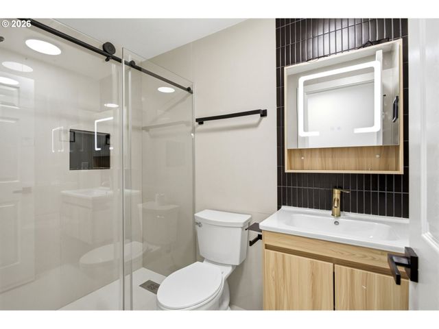7563 Se FLAVEL St, Portland, OR 97206