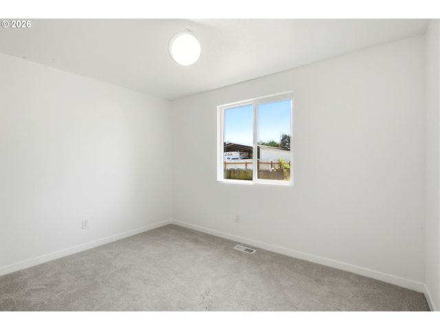 7563 Se FLAVEL St, Portland, OR 97206