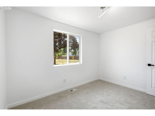 7563 Se FLAVEL St, Portland, OR 97206