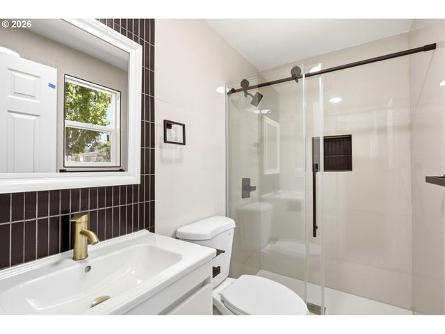 7563 Se FLAVEL St, Portland, OR 97206