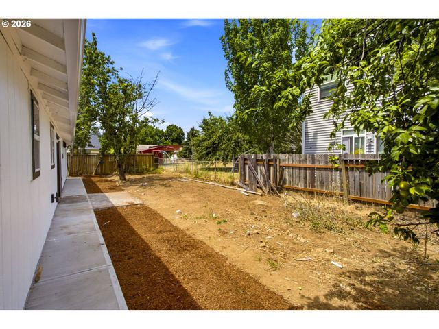 7563 Se FLAVEL St, Portland, OR 97206