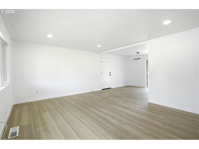 7563 Se FLAVEL St, Portland, OR 97206