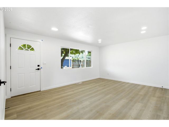 7563 Se FLAVEL St, Portland, OR 97206