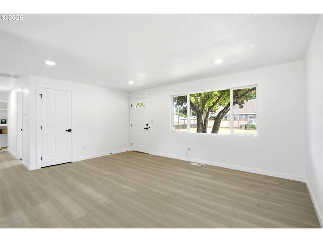 7563 Se FLAVEL St, Portland, OR 97206
