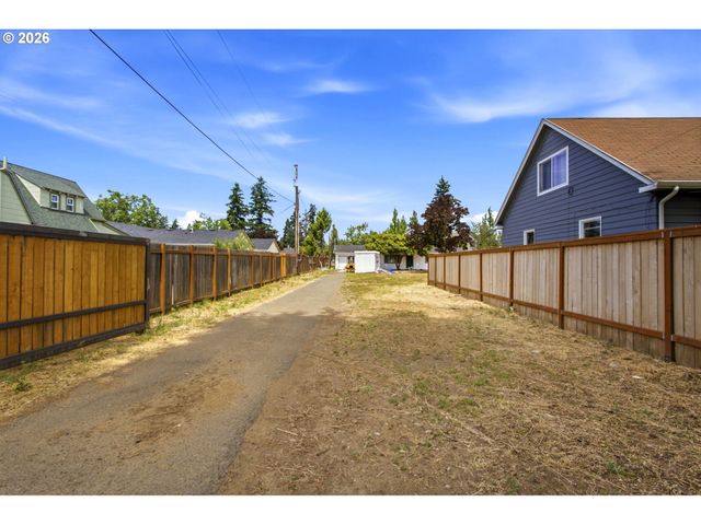 7563 Se FLAVEL St, Portland, OR 97206