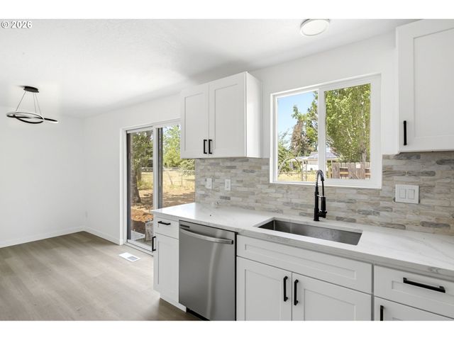 7563 Se FLAVEL St, Portland, OR 97206