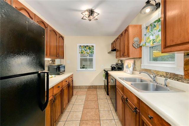 415 NE Moreland Drive, Oakwood Park, MO 64118