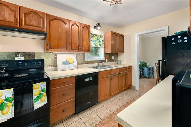 415 NE Moreland Drive, Oakwood Park, MO 64118