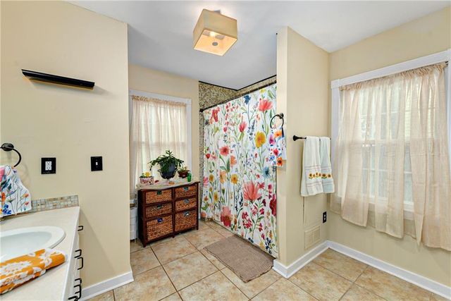 415 NE Moreland Drive, Oakwood Park, MO 64118