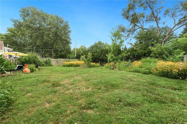 415 NE Moreland Drive, Oakwood Park, MO 64118