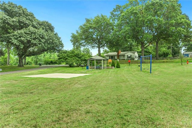 415 NE Moreland Drive, Oakwood Park, MO 64118