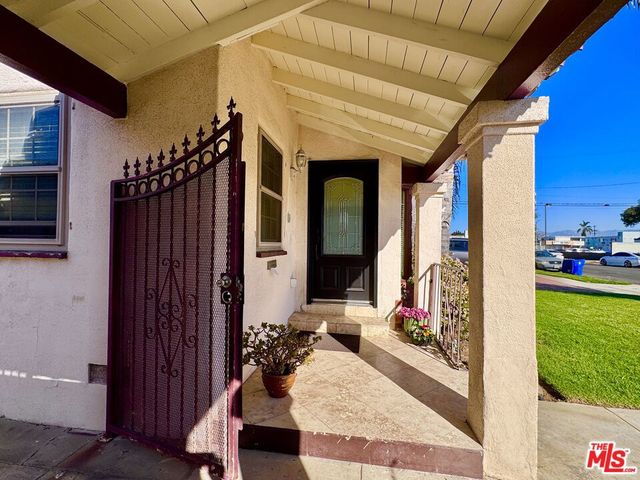 8621 S Wilton Place, Los Angeles, CA 90047