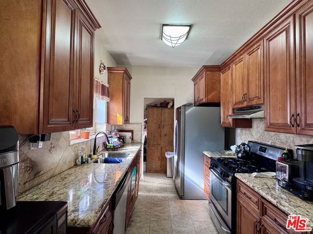 8621 S Wilton Place, Los Angeles, CA 90047