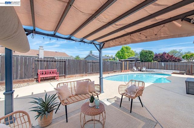 1184 Crystal Cir, Livermore, CA 94550