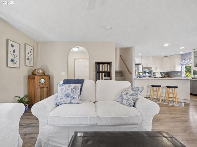 644 Se MYRTLEWOOD Pl, Gresham, OR 97080