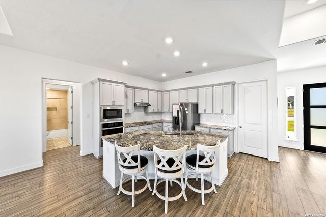 116 Woodbridge Dr, La Vernia, TX 78121