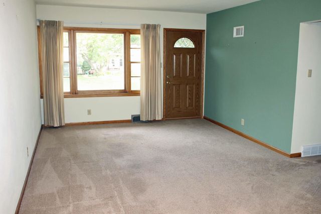 131 Niagara Drive, Waterloo, IA 50701