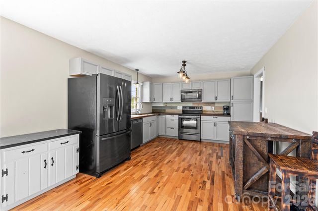 882 Queentown Road, Canton, NC 28716