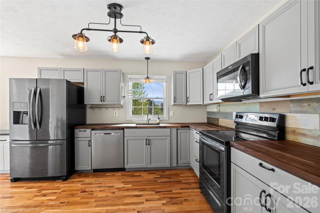 882 Queentown Road, Canton, NC 28716