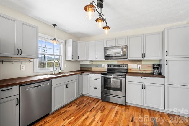882 Queentown Road, Canton, NC 28716