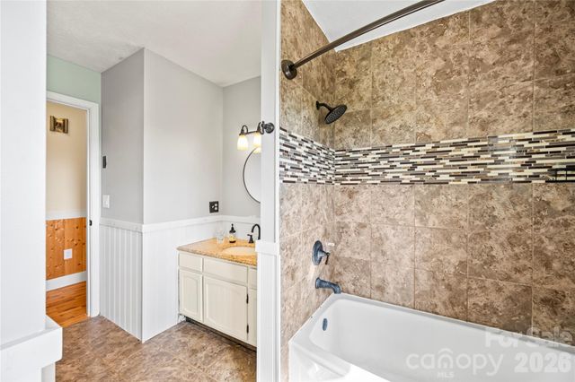 882 Queentown Road, Canton, NC 28716
