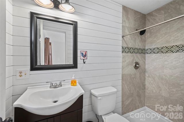 882 Queentown Road, Canton, NC 28716