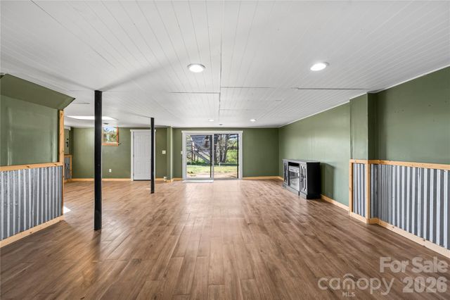 882 Queentown Road, Canton, NC 28716