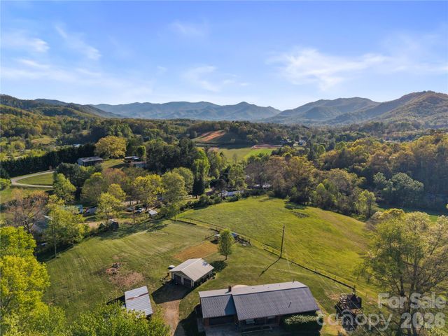 882 Queentown Road, Canton, NC 28716