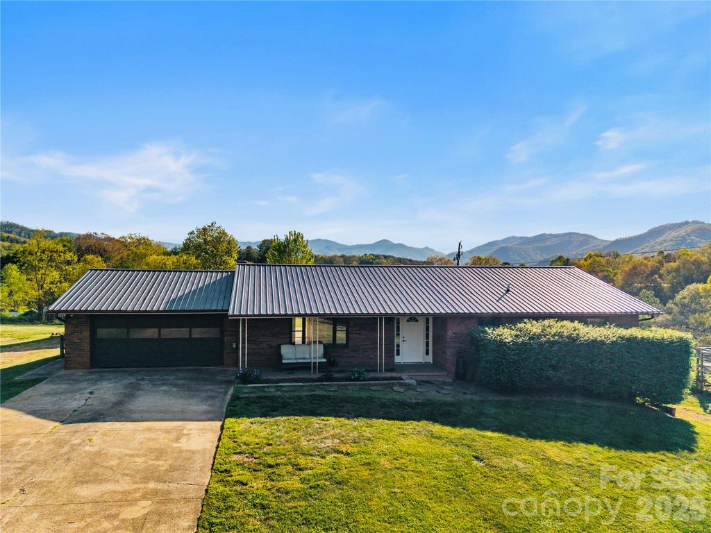 882 Queentown Road, Canton, NC 28716