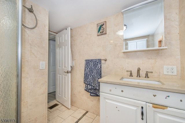 39 Helen Drive, Moonachie Boro, NJ 07074