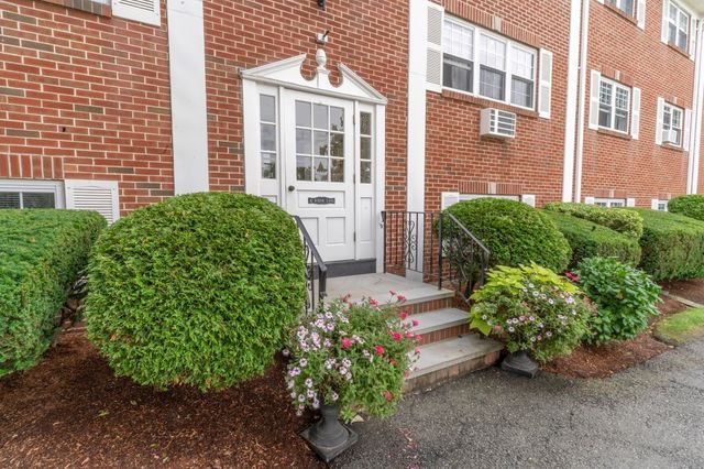 4 Nixon Ln 5, Stoneham, MA 02180