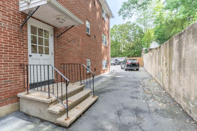 4 Nixon Ln 5, Stoneham, MA 02180