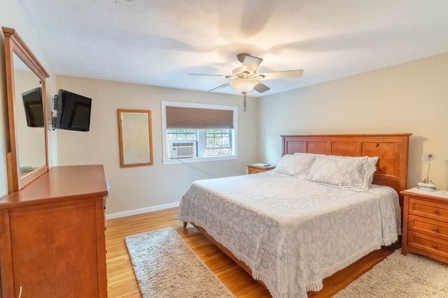 4 Nixon Ln 5, Stoneham, MA 02180