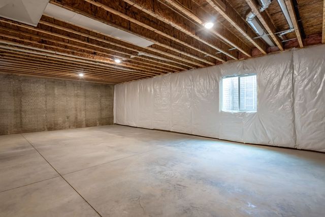 36 FRANK Court, Leclaire, IA 52753