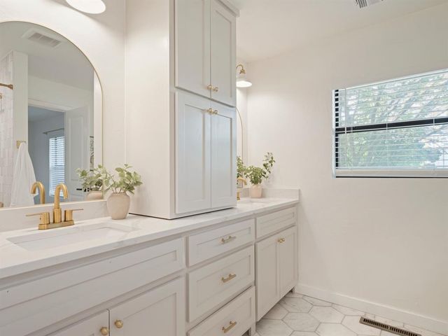 6801 Trenton Road, Nichols Hills, OK 73116