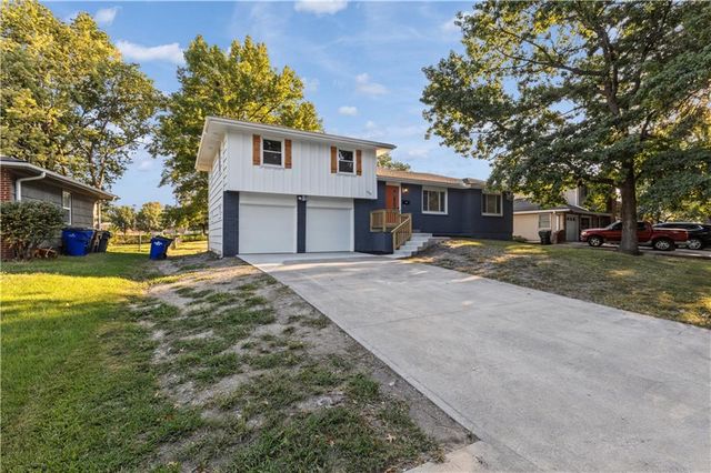 1202 E Ridgeway Drive, Olathe, KS 66106