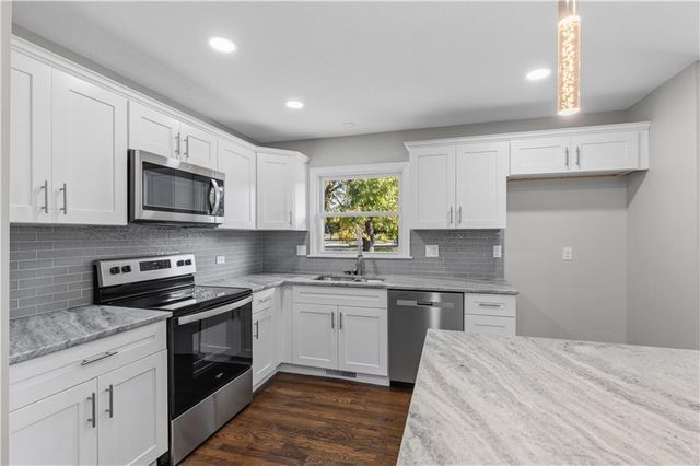 1202 E Ridgeway Drive, Olathe, KS 66106