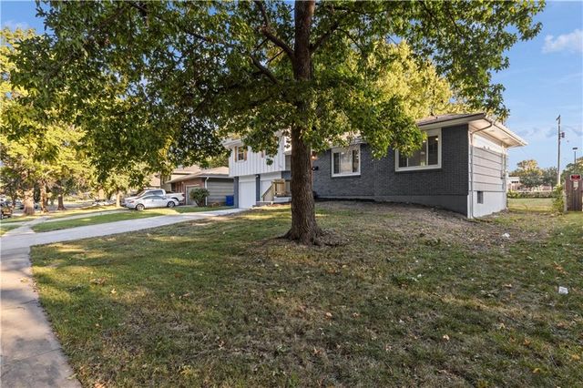 1202 E Ridgeway Drive, Olathe, KS 66106
