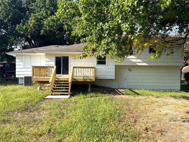 1202 E Ridgeway Drive, Olathe, KS 66106