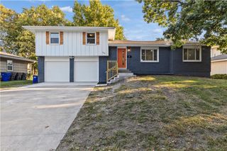 1202 E Ridgeway Drive, Olathe, KS 66106