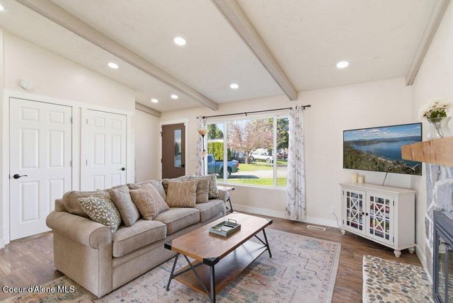 696 W Peach Tree Dr, Hayden, ID 83835