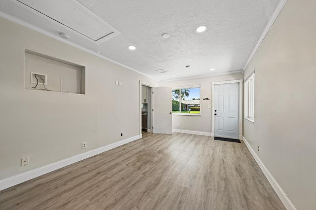 1 WINDSOR Road W, Jupiter, FL 33469