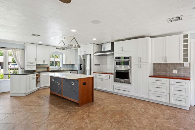 1 WINDSOR Road W, Jupiter, FL 33469