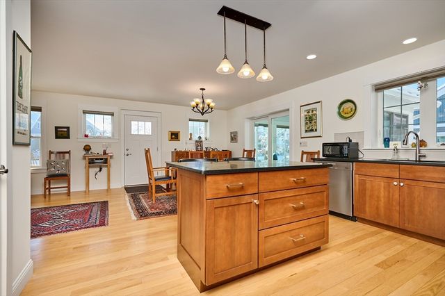 23 Ford Crossing, Northampton, MA 01060