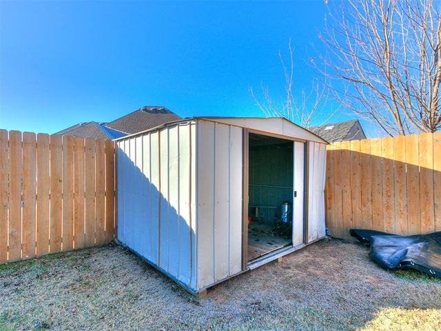 9016 NW 84th Terrace, Yukon, OK 73099