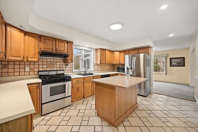 212 Scadding St, Taunton, MA 02780