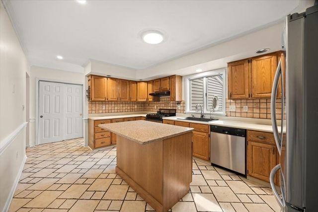 212 Scadding St, Taunton, MA 02780